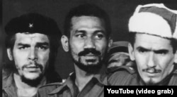 De izquierda a derecha, el Che Guevara, Juan Almeida y Ramiro Valdés.