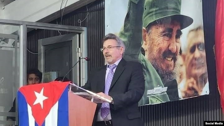 Intenso despliegue del embajador cubano por territorio chileno enciende las alarmas