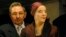 La fundadora y directora del Ballet Nacional de Cuba, Alicia Alonso, acompañada de Raúl Castro.