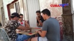 Cubanos en la isla buscan cualquier manera de escapar