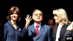 La secretaria saliente de Unasur, la colombiana María Emma Mejía (d), la canciller de Colombia, María Angela Holguín (i), y el nuevo secretario general de Unasur, el excanciller venezolano Alí Rodríguez Araque (c). EFE/MAURICIO DUEÑAS