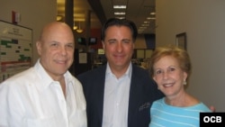 Como director de la Oficina de Transmisiones a Cuba, Pedro Roig y su esposa Alina Mascaró, recibieron al actor cubanoamericano Andy García en la redacción de Radio Martí. 