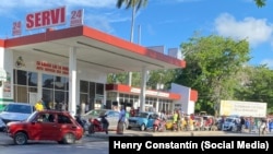 Las colas interminables para adquirir combustible en Cuba. 