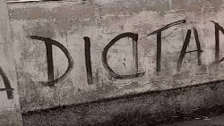 Fragmento del cartel "Abajo la Dictadura" en el parque del municipio Playa.