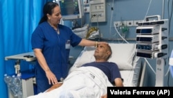 Una doctora cubana atiende a un paciente en el Hospital de Polistena en la región de Calabria, Italia. 