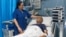 Una doctora cubana atiende a un paciente en el Hospital de Polistena en la región de Calabria, Italia. 