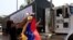 Dos camiones transportan papel periódico, que la Asociación Colombiana de Editores de Diarios y Medios Informativos (Andiarios) envía a los diarios venezolanos.