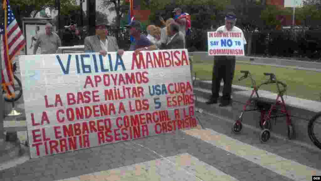 Protesta contra la bloguera Yoani Sánchez en Miami.