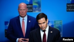 El secretario de Estado de EE. UU., Marco Rubio, observa mientras habla con periodistas durante una reunión de ministros de Asuntos Exteriores de la OTAN, en Helsingborg, Suecia, el 22 de mayo de 2026. Julia Demaree Nikhinson/Pool vía REUTERS