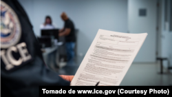 Fotografías de un formulario de detención de inmigración tomadas en un centro de detención de ICE.