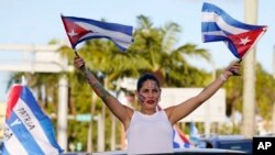 FOTO ARCHIVO. Una exiliada cubana participa en una manifestación en Miami.