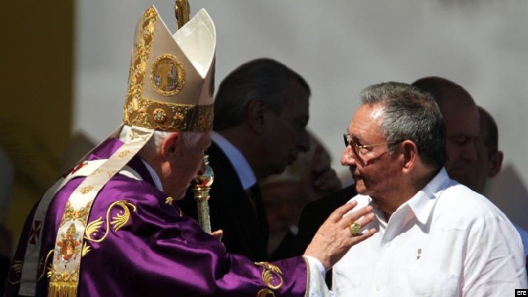 Papa Benedicto XVI saluda a Raúl Castro