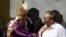 Papa Benedicto XVI saluda a Raúl Castro