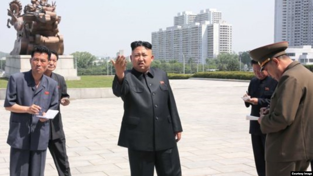 Kim Jong-un (c) en Pyongyang. 