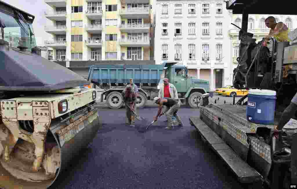 Trabajadores realizan reparaciones de una calle junto al Prado habanero hoy, viernes 18 de marzo del 2016, en La Habana.