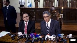 El secretario general de la Corte de Constitucionalidad (CC) de Guatemala, Martin Guzmán (d), y el secretario adjunto de la Corte, Giovanni Salguero (i), hablan en Ciudad de Guatemala, donde anunciaron que la institución anuló la sentencia de 80 años de p