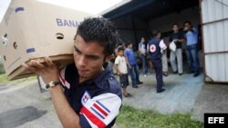 Miembros de la Cruz Roja costarricense, en acción de ayuda humanitaria. Archivo.