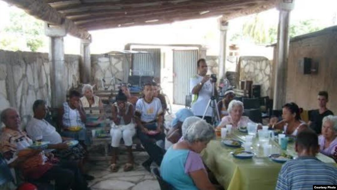 Amigos de la Rosa Blanca asisten a necesitados en Camagüey.