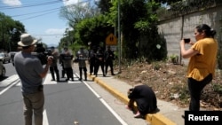 La policía bloquea a periodistas durante una cobertura noticiosa en Managua, Nicaragua. (REUTERS/Carlos Herrera/Archivo)