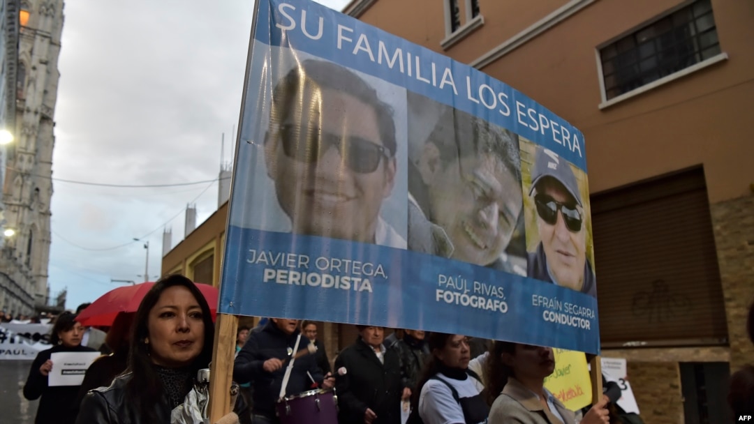 Familiares de dos periodistas ecuatorianos y su chofer secuestrados por un frente disidente de las FARC posan con sus fotos. Foto Archivo.