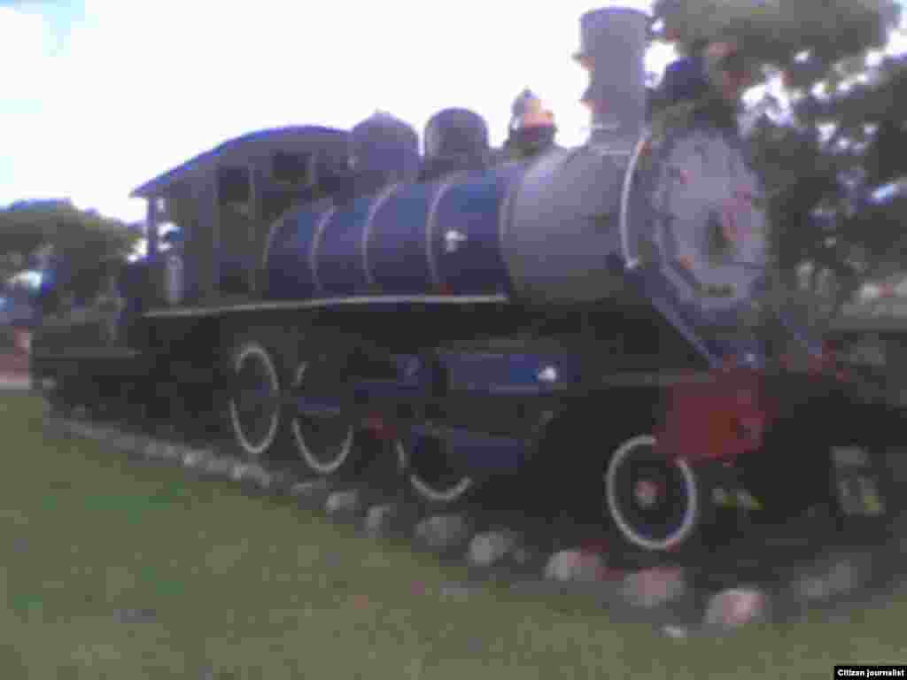 Reportero ciudadano Yosmel Martínez recorre el antiguo Central España en la localidad de Perico, Matanzas.