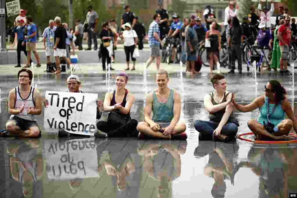 Manifestantes protestan en una fuente el, 21 de julio de 2016, en Cleveland, Ohio