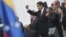 El ganador de las elecciones del pasado 14 de abril, Nicolás Maduro (i), saluda a seguidores junto al presidente de la Asamblea Nacional, Diosdado Cabello.