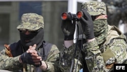 MILITANTES PRORRUSOS ARMADOS HACE GUARDIA EN EL AYUNTAMIENTO DE KONSTANTINOVKA