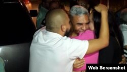Hijos y padre se funden en un abrazo.