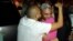 Hijos y padre se funden en un abrazo.