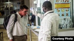 Control de temperatura en el aeropuerto de Sierra Leona.