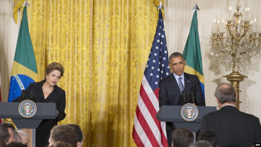 El presidente estadounidense, Barack Obama (d), ofrece una rueda de prensa con su homóloga brasileña, Dilma Roussef (i), en la Casa Blanca, Washington, Estados Unidos, hoy, martes 30 de junio de 2015.