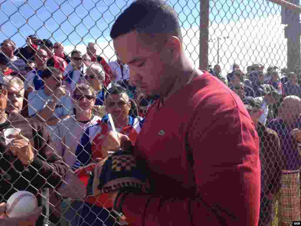 José Dariel "Pito" Abreu firma pelotas para sus fanáticos en Miami.