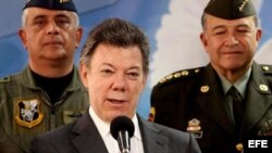 Fotografía de archivo del presidente de Colombia, Juan Manuel Santos (c). EFE/LEONARDO MUÑOZ 