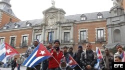 Expresos cubanos "acampados" ante el Ministerio de Asuntos Exteriores español en Madrid piden una solución a su situación de desamparo, al haberse terminado las ayudas recibidas del Gobierno español.