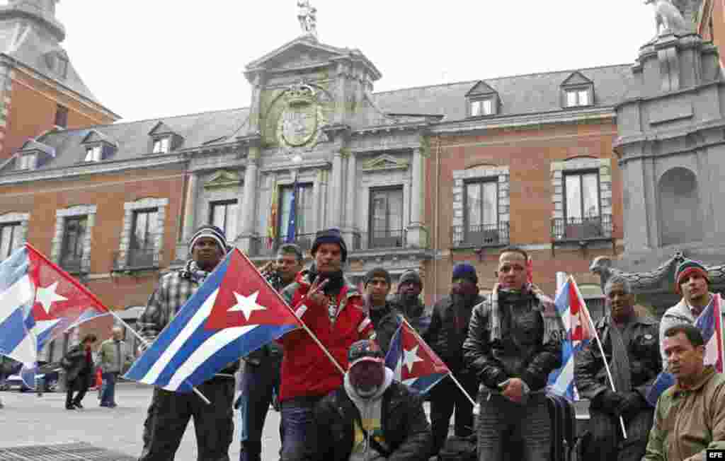 Expresos cubanos "acampados" ante el Ministerio de Asuntos Exteriores español en Madrid piden una solución a su situación de desamparo, al haberse terminado las ayudas recibidas del Gobierno español.