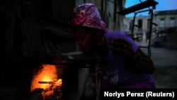 Odalys Ramos hace café en una improvisada hornilla de leña en La Habana en medio de nuevo colapso eléctrico en Cuba. Foto: REUTERS/Norlys Perez