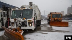 Quitanieves a la espera de instrucciones durante una tormenta de nieve en Nueva York, Estados Unidos.