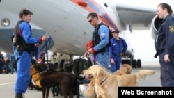 Archivo - Socorristas rusos del Ministerio de Emergencia 