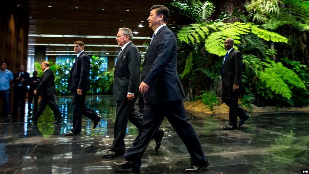 Raúl Castro (c-i) y Xi Jinping (c-d), en la ceremonia de condecoración con la orden José Martí al mandatario asiático, en el Palacio de la Revolución de La Habana (Cuba). Xi Jinping se reunió ayer con los hermanos Fidel y Raúl Castro durante la primera jo