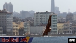  Un atleta salta desde la Fortaleza de los Tres Reyes del Morro, en La Habana. 
