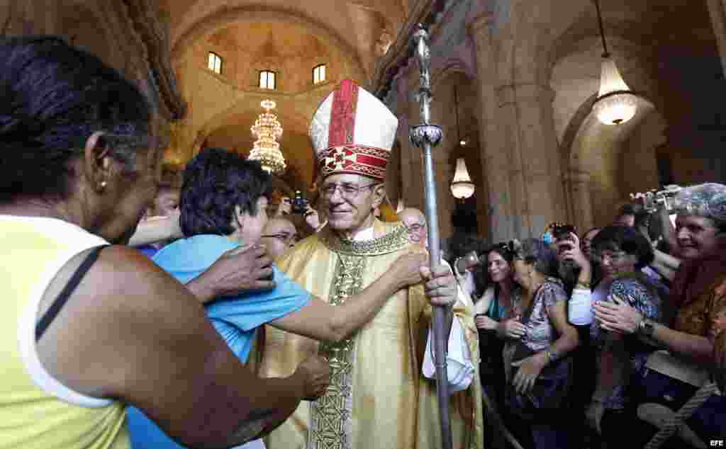 Fieles religiosos saludan al nuevo arzobispo de La Habana, Juan de la Caridad García Rodríguez (c), durante su primera misa en la Catedral de La Habana