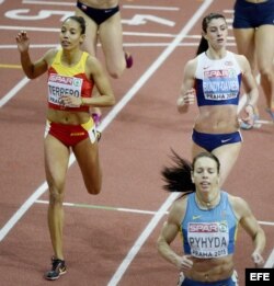 Indira Terrero, de España (i); Seren Bundy-Davies (d); de Gran Bretaña; y Nataliya Pyhyda, de Ucrania, en la competencia de 400 metros planos.