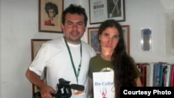 “Dado” Galvão y Yoani Sánchez durante la visita del cineasta brasileño a La Habana