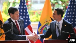 El secretario de Estado de EEUU, Marco Rubio (izquierda), estrecha la mano del ministro de Relaciones Exteriores de Ecuador, Roberto Kury, al término de una rueda de prensa en el Palacio de Carondelet en Quito, el 9 de septiembre de 2026.