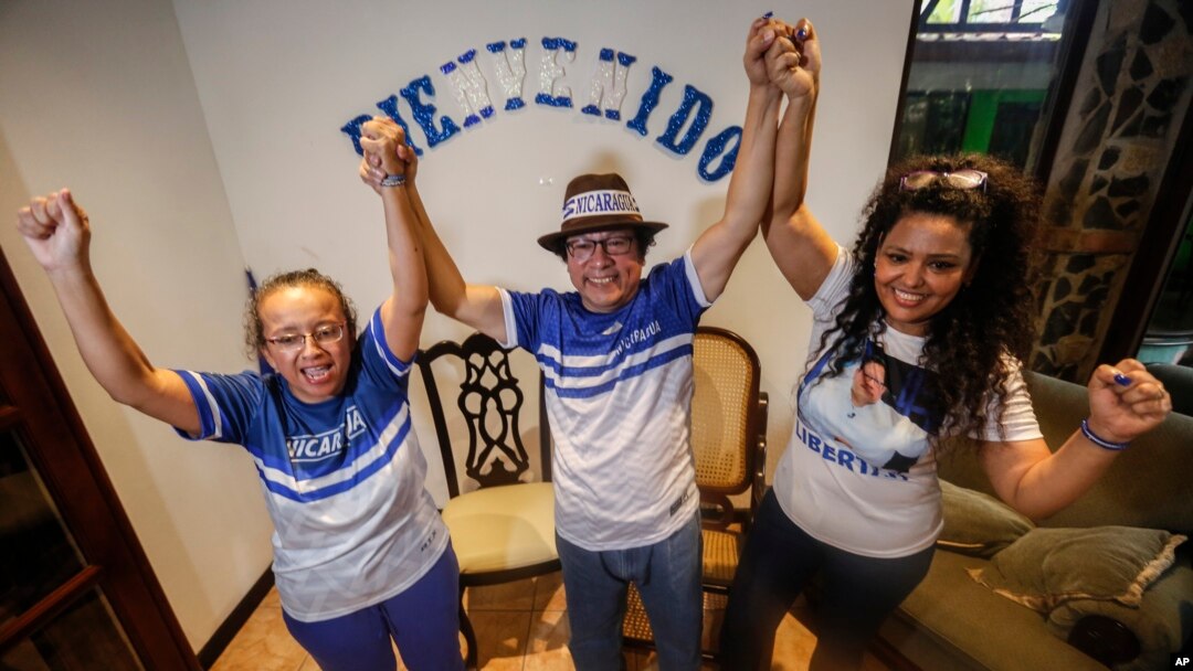 De izq. a der. Lucía Pineda, Miguel Mora y su esposa Verónica Chávez celebran su excarcelación el 11 de junio en Managua. AP/Alfredo Zúñiga
