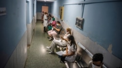Archivo. El pasillo de un hospital en La Habana. (Ramón Espinosa Pool vía REUTERS)