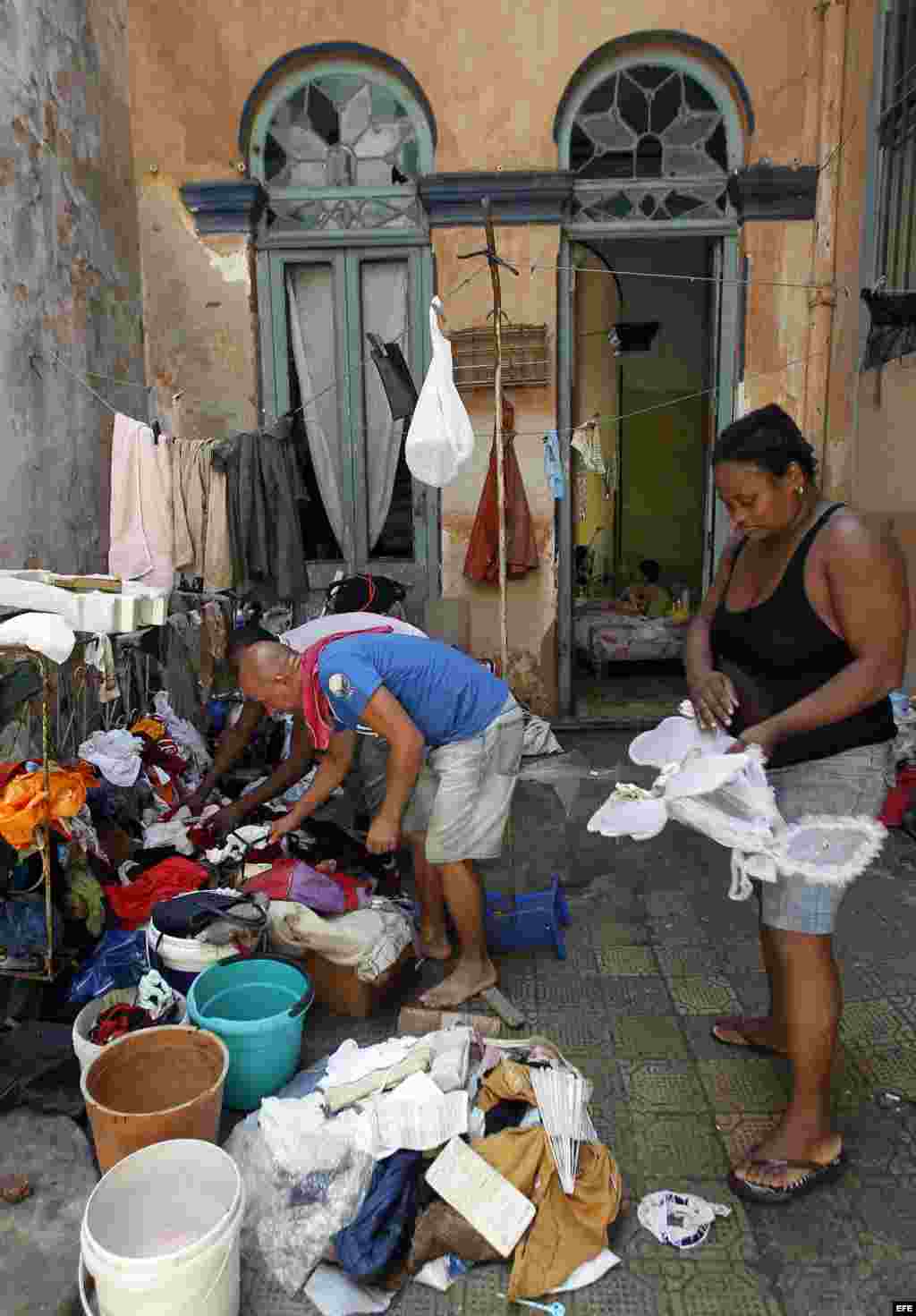 Varias personas sacan sus pertenencias fuera de las casa para que les de el sol hoy, lunes 11 de septiembre del 2017, después del paso del huracán Irma por La Habana (Cuba). Al menos 10 personas han muerto en Cuba como consecuencia de los efectos del hura