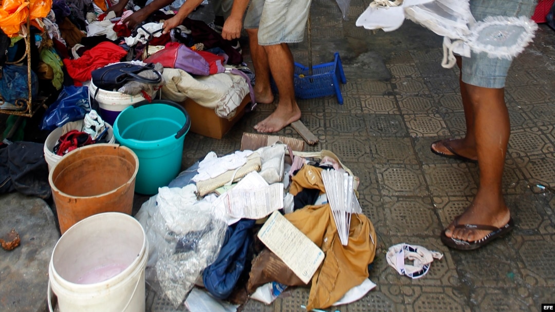 Varias personas sacan sus pertenencias fuera de las casa para que les de el sol hoy, lunes 11 de septiembre del 2017, después del paso del huracán Irma por La Habana (Cuba). Al menos 10 personas han muerto en Cuba como consecuencia de los efectos del hura