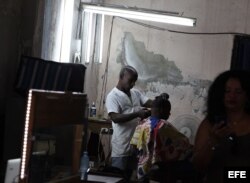Un hombre se corta el cabello en una barbería privada en La Habana.